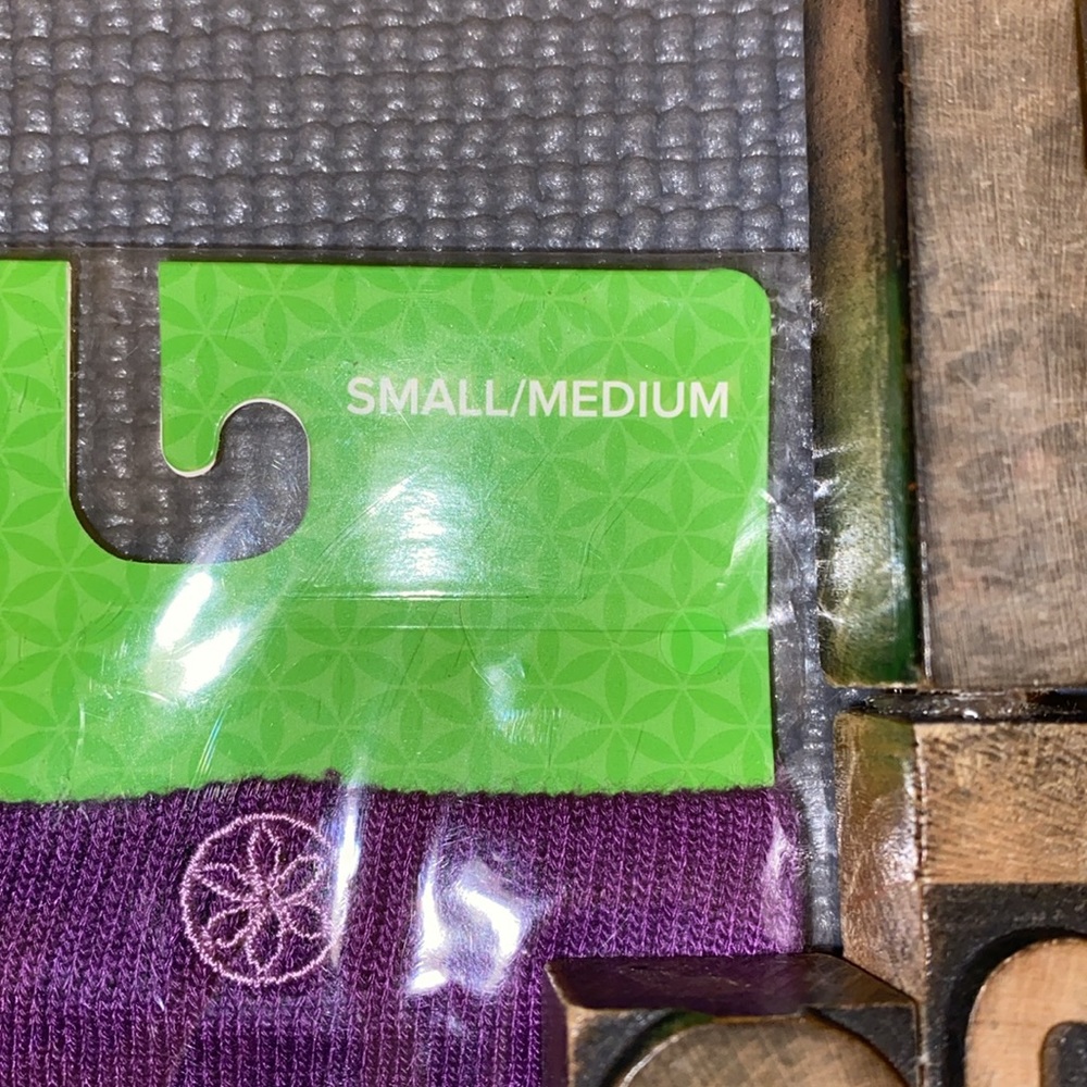 🆕🧘♀️GAIAM Women’s Super Grippy Yoga Socks in Purple - Picture 5 of 10